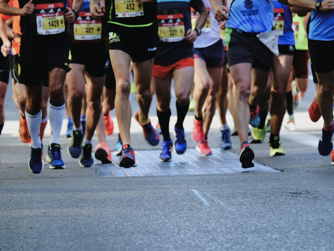 Corredores participando en una carrera popular de fondo
