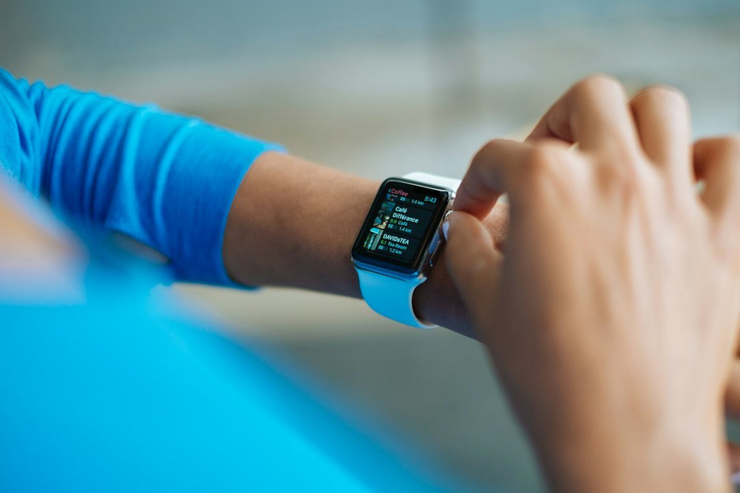 Persona consultando un reloj deportivo para revisar datos de entrenamiento