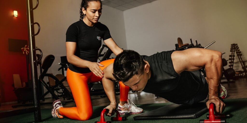Atleta haciendo burpees en suelo de gimnasio