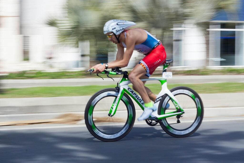 Triatleta sobre la bicicleta durante una competición; control de potencia en el segmento ciclista