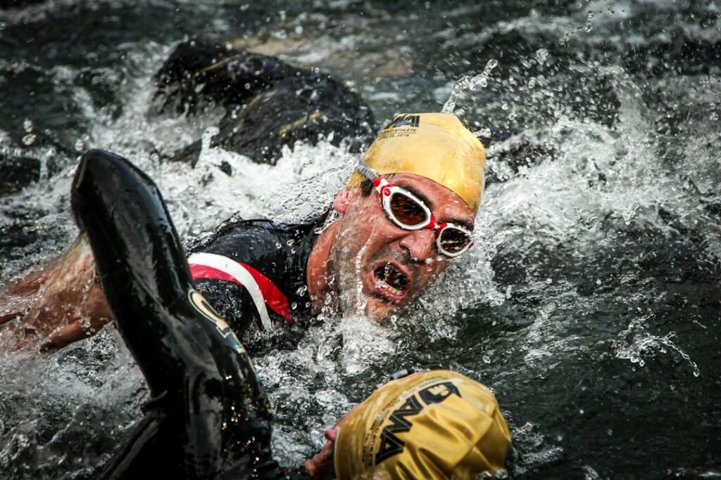 Deportista nadando en aguas abiertas