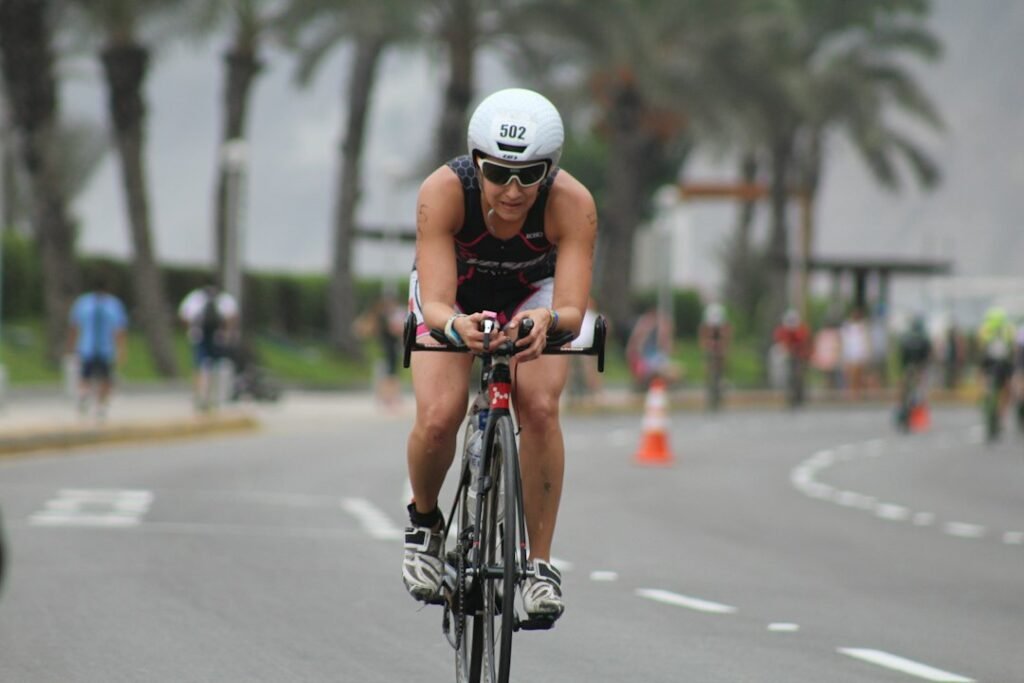 Triatletas en una competición de media distancia; entrenamiento de transición de ciclismo a carrera